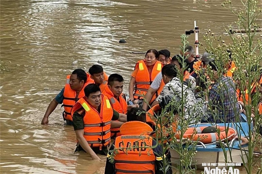 Công an Nghệ An căng mình giúp dân khắc phục hậu quả bão số 3