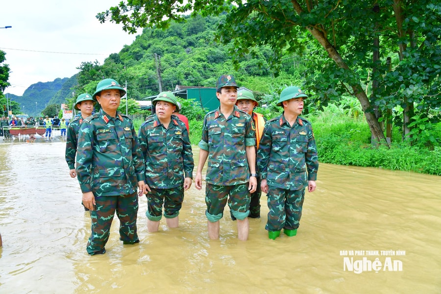 Trung tướng Hà Thọ Bình, Tư lệnh Quân khu 4 kiểm tra, chỉ đạo khắc phục hậu quả mưa lũ ở miền Tây Nghệ An