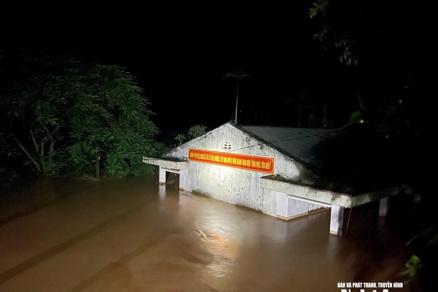 Mưa lũ chia cắt nhiều đồn biên phòng và xã biên giới Nghệ An, lực lượng bộ đội căng mình giúp dân khắc phục hậu quả