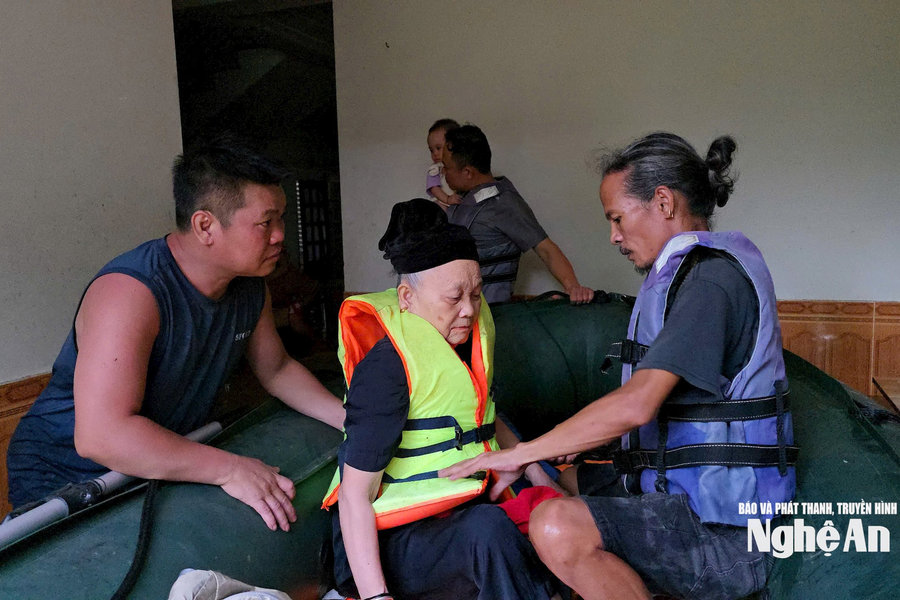 Đội thiện nguyện dùng xuồng cao su cứu nhiều người dân vùng ngập lụt đến nơi an toàn