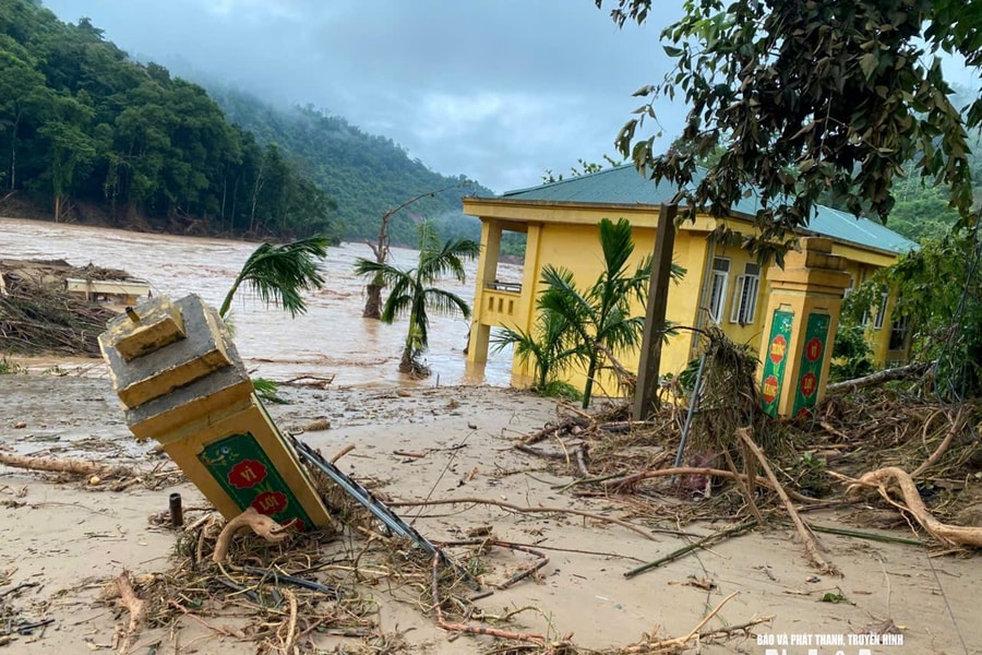 Nhiều trường học ở Nghệ An bị lũ cuốn, ngập trong nước lũ