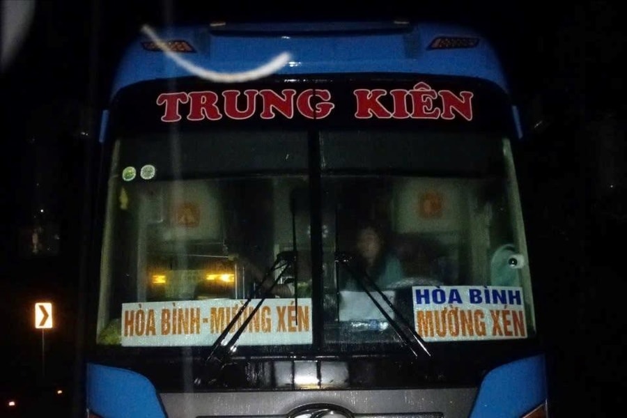 Mắc kẹt giữa điểm ngập lũ ở miền Tây Nghệ An, một nhà xe phát tín hiệu cầu cứu