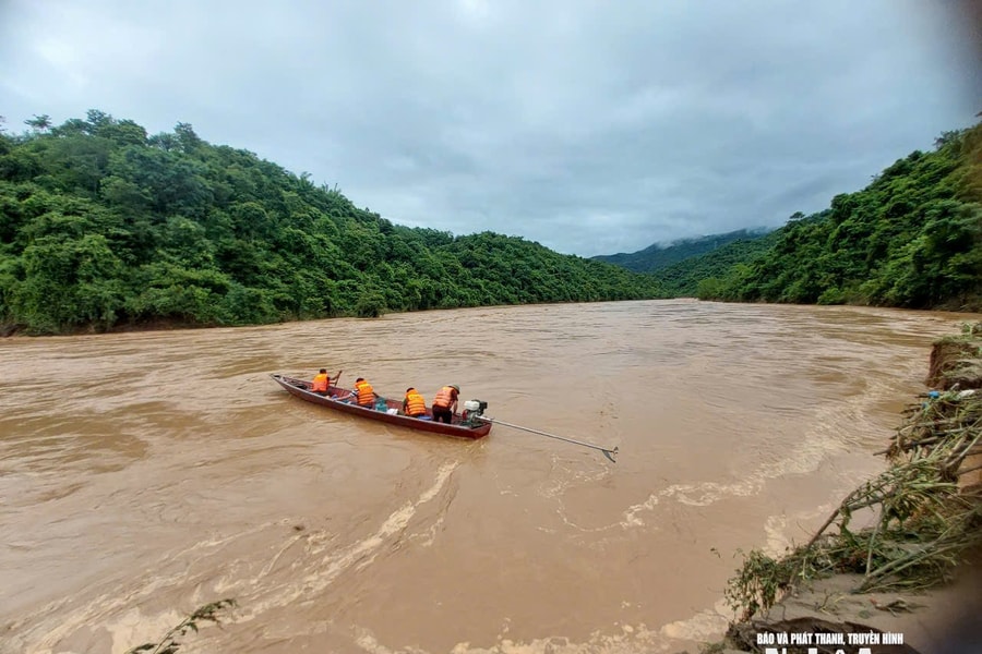 Đã tiếp cận được với chiếc xe giường nằm bị mắc kẹt trên Quốc lộ 7A