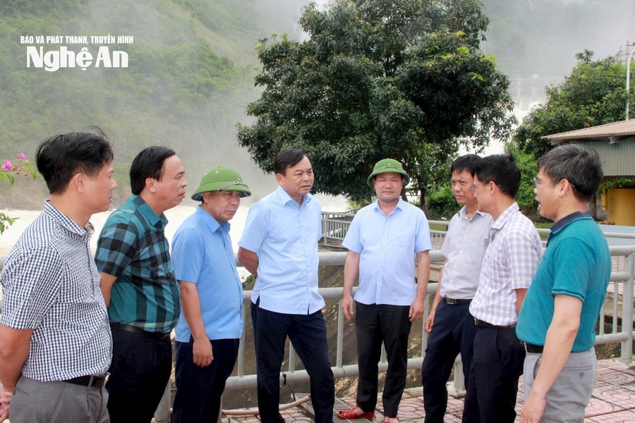 Thứ trưởng Bộ Nông nghiệp và Môi trường Nguyễn Hoàng Hiệp kiểm tra vận hành hồ chứa thủy điện Bản Vẽ