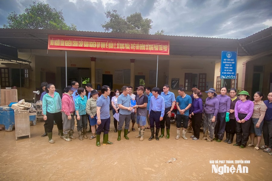 Ngành Y tế Nghệ An khẩn trương khắc phục hậu quả, hỗ trợ thuốc men, vật tư y tế cho người dân vùng lũ