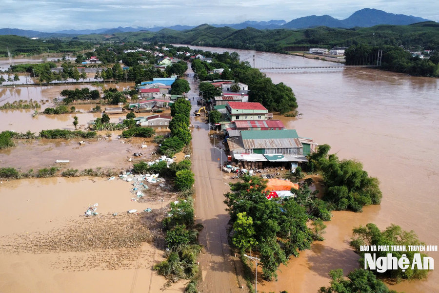 Eo Vực Bồng, cầu Khe Dún trên Quốc lộ 7 nước rút dần, xe đã có thể lưu thông; người dân Con Cuông tích cực khắc phục hậu quả bão lũ