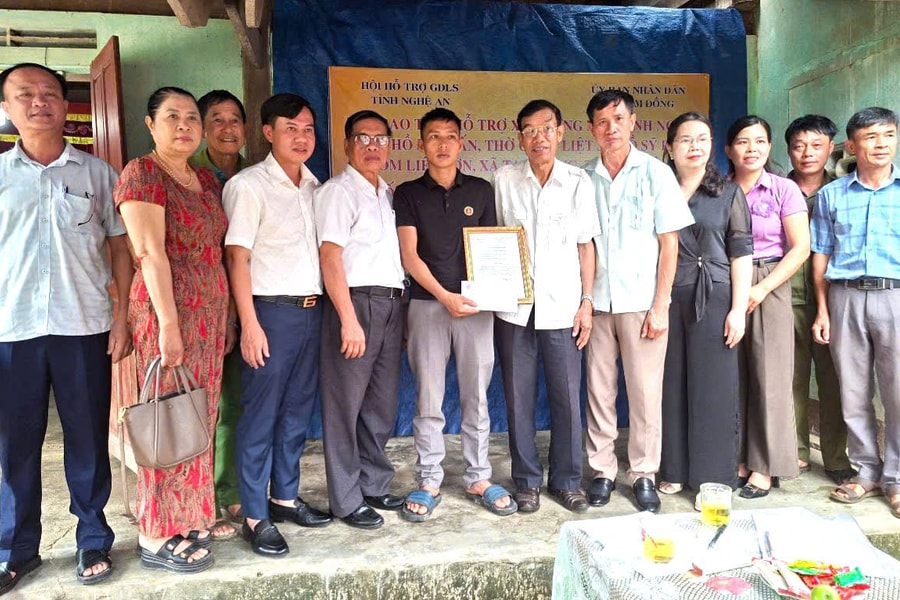 Trao tiền hỗ trợ xây nhà tình nghĩa cho thân nhân liệt sĩ ở xã Tam Đồng, tỉnh Nghệ An