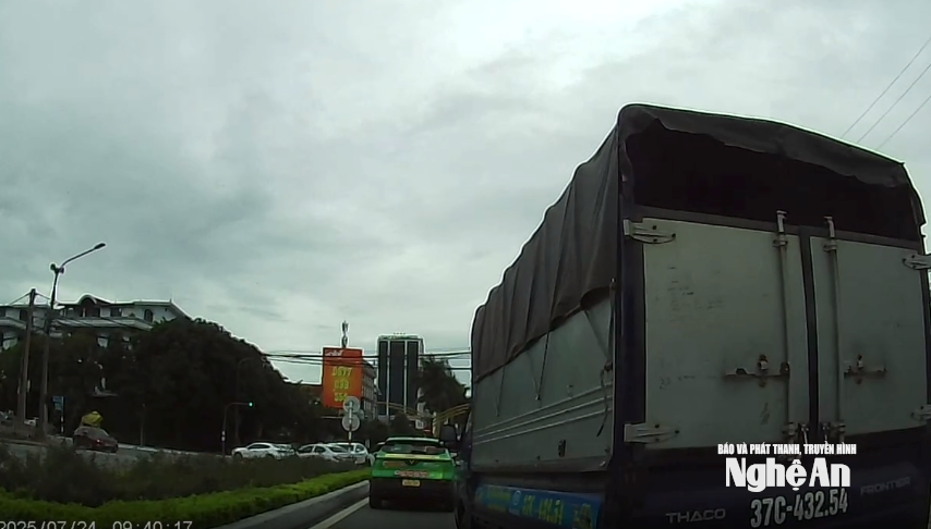 Xe tải biển trắng vượt sai luật trên đại lộ Lê Nin, gây nguy hiểm cho phương tiện phía sau