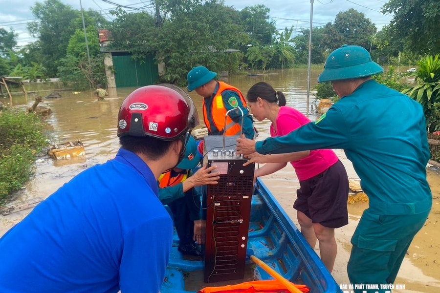 Nước dâng cao ngập sâu hàng trăm mái nhà, lực lượng chức năng dùng xuồng máy đưa người dân hai xã Đô Lương, Tân An di dời