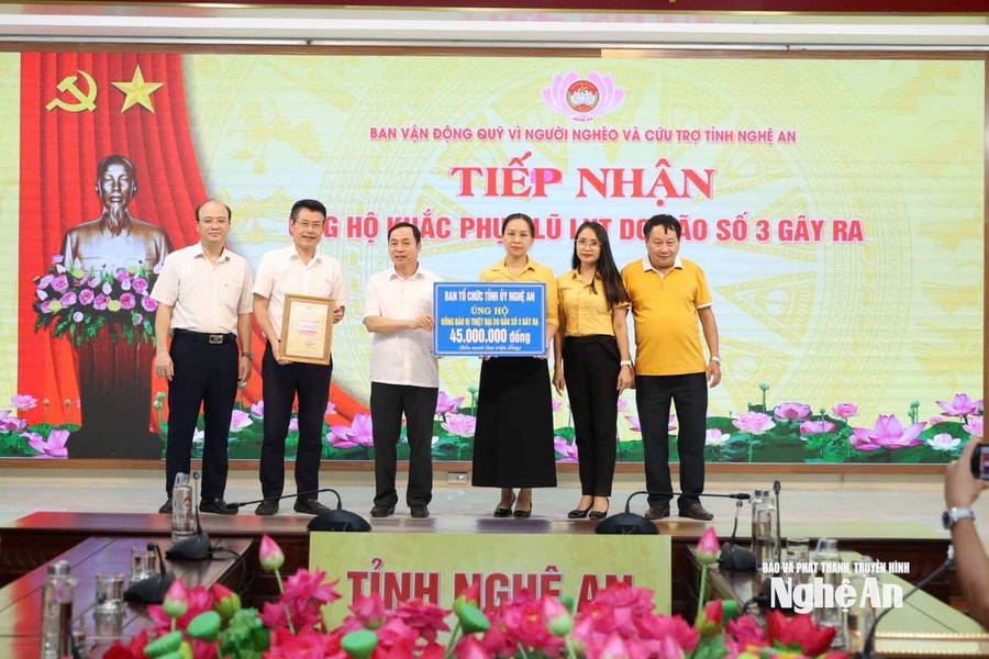 Hội Đồng hương Xứ Nghệ tại Hải Phòng tặng quà học sinh đạt thành tích xuất sắc ở Nghệ An và Hà Tĩnh