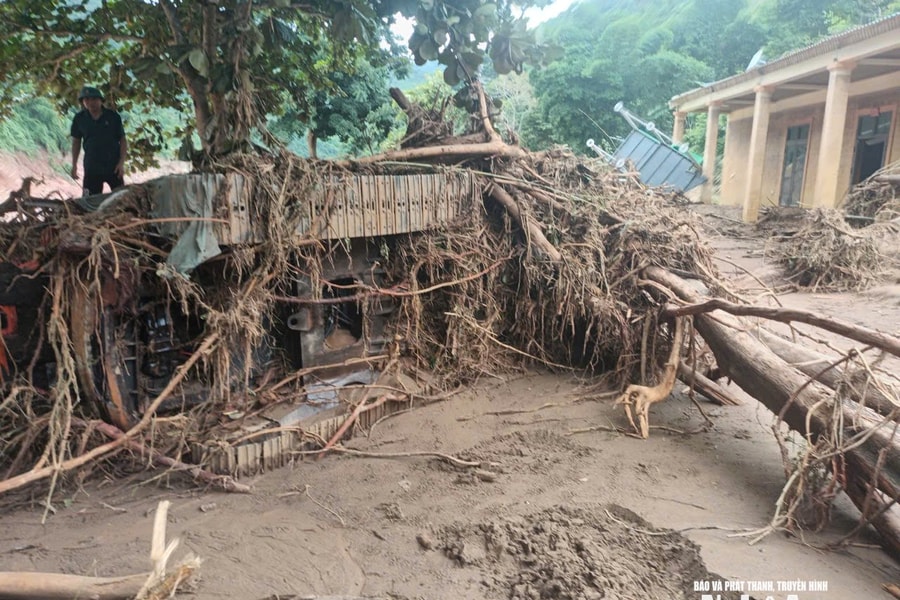 Lực lượng ‘4 tại chỗ’ xã Mỹ Lý (Nghệ An) đi bộ 2 ngày mới tiếp cận được bản Cha Nga bị mưa lũ cô lập, nơi 36 ngôi nhà đã bị cuốn trôi