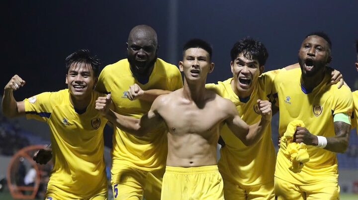 Xuất hiện nhà đầu tư sẵn sàng chi hơn 100 tỷ đồng cứu CLB Quảng Nam; MU chỉ còn thiếu 1 bản hợp đồng nữa để sở hữu hàng công trong mơ