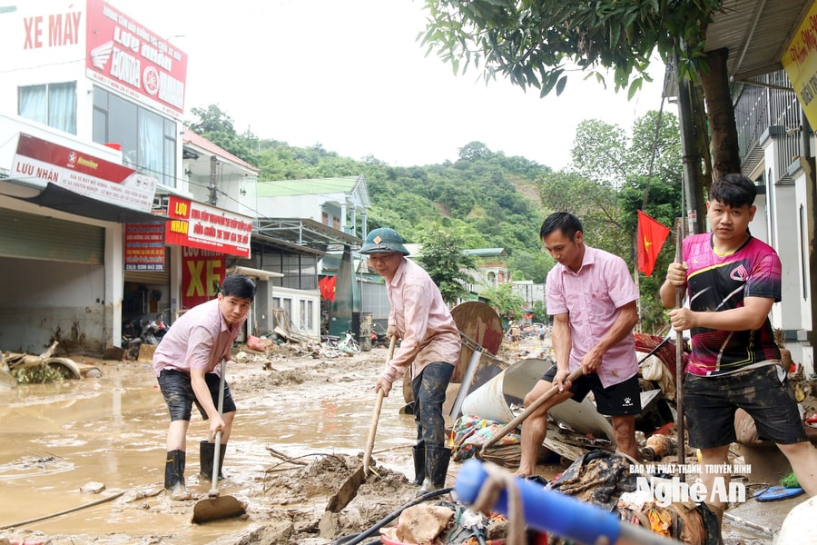 Cán bộ tín dụng chính sách Nghệ An đồng hành cùng người dân sau lũ, lan tỏa nghĩa đồng bào