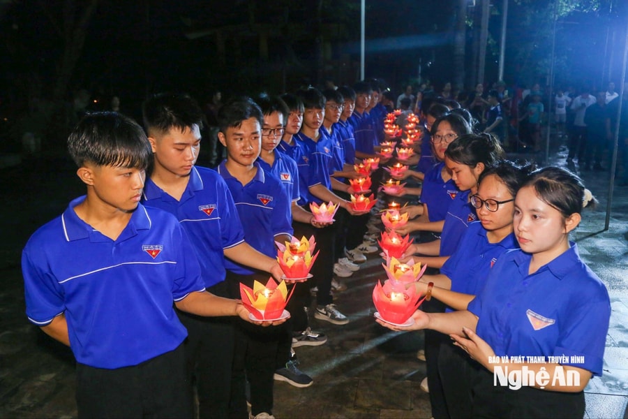 Trang trọng Lễ thắp nến tri ân tại Nghĩa trang Liệt sĩ quốc tế Việt - Lào