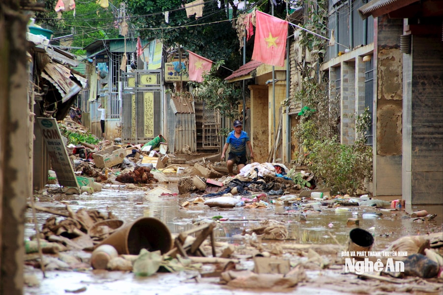 Sau 2 ngày nước lũ rút, người dân Tương Dương nhặt nhạnh đồ đạc trong bùn đất đặc quánh