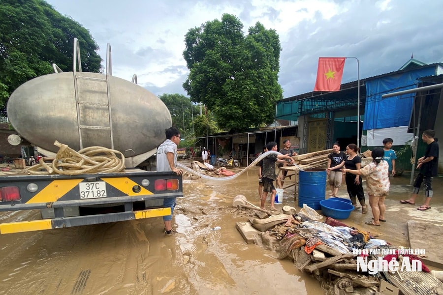 Tổng Công ty CP Vật tư Nông nghiệp Nghệ An hỗ trợ nước uống cho người dân vùng lũ