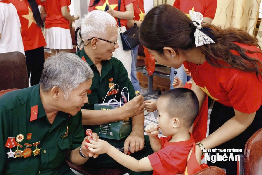 Thiếu nhi Nghệ An mang niềm vui đến với các thương binh nặng tại Trung tâm điều dưỡng