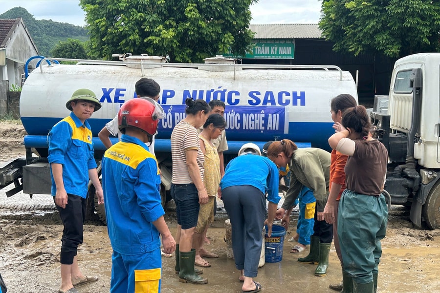 Khẩn trương vận chuyển nước sạch, máy lọc nước di động lên vùng lũ miền Tây Nghệ An