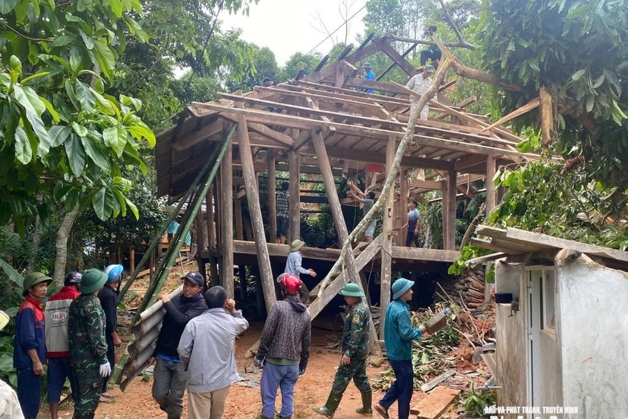 Công an, bộ đội dầm mình trong bùn đất, giúp dân xã biên giới Tri Lễ (Nghệ An) dựng lại nhà cửa sau mưa lũ