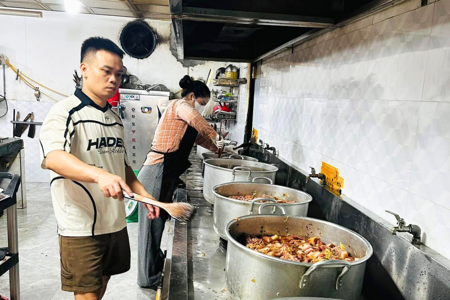 Chủ nhà hàng mất mát tài sản sau mưa lũ vẫn đỏ lửa nấu hàng ngàn suất cơm miễn phí cho bà con ở Nghệ An