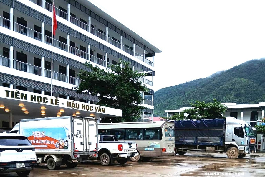 UBND xã Mường Xén và Trường THPT Kỳ Sơn mở cửa làm điểm nghỉ chân miễn phí cho các đoàn thiện nguyện