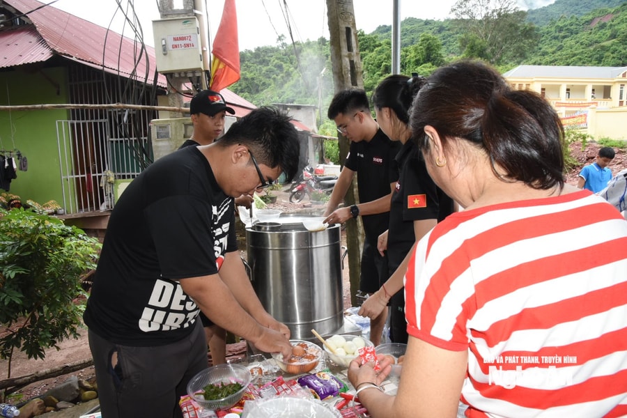 Nhóm thiện nguyện đến từ TP Huế hỗ trợ hàng trăm suất ăn miễn phí, sạc điện thoại, đèn thắp sáng... cho người dân vùng lũ