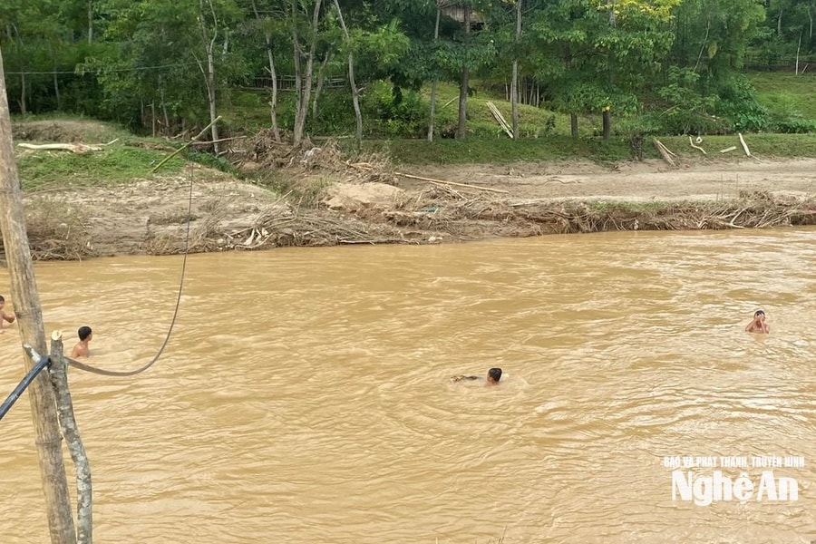 Bất chấp nguy hiểm, nhiều trẻ em miền núi vẫn tắm sông mùa nước lũ