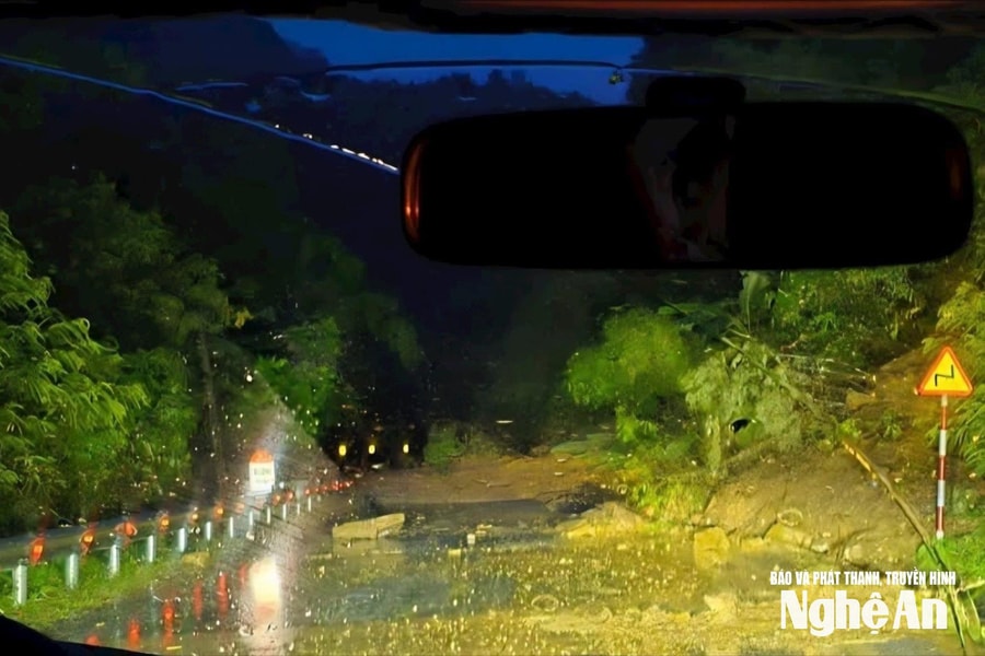 Miền Tây Nghệ An tiếp tục sạt lở sau mưa lớn, tạm dừng tiếp nhận cứu trợ cho tâm lũ Nhôn Mai ở điểm Mỹ Lý