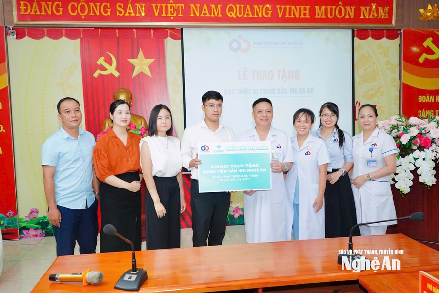 Bàn giao bộ sản phẩm chăm sóc mẹ và bé trị giá gần 100 triệu đồng từ nhãn hàng Kamidi cho Bệnh viện Sản Nhi Nghệ An