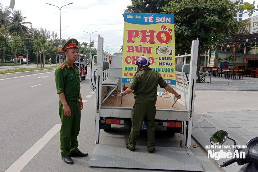 Phường Cửa Lò ra quân giải tỏa hành lang an toàn giao thông, xây dựng phố biển văn minh, đảm bảo mỹ quan đô thị