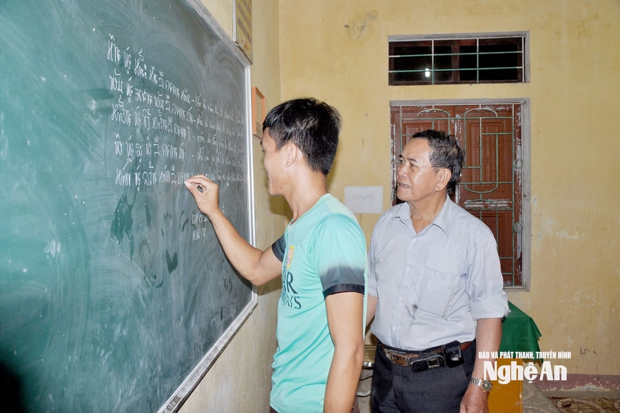 Những người tâm huyết bảo tồn chữ Thái cổ ở Nghệ An