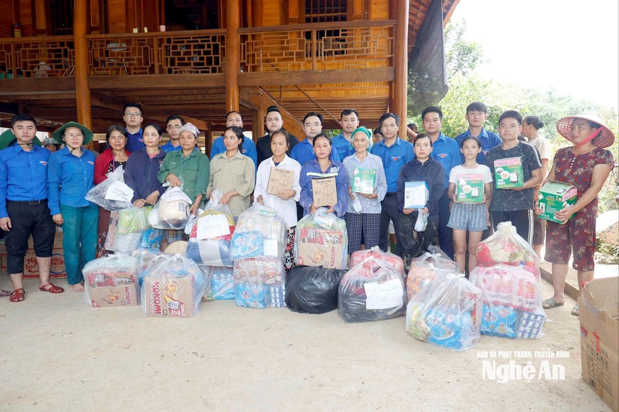 Tỉnh đoàn thăm, tặng quà hỗ trợ người dân và các đội hình tình nguyện khắc phục hậu quả mưa lũ tại các xã miền Tây Nghệ An