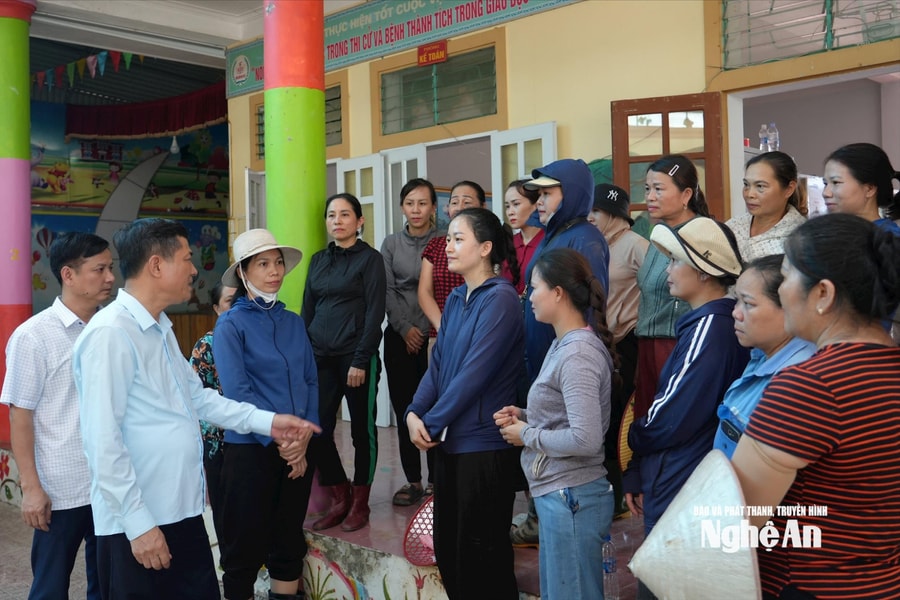 Sở Giáo dục và Đào tạo Nghệ An trao hỗ trợ các điểm trường bị thiệt hại sau bão số 3