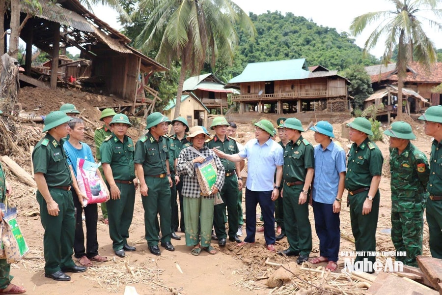 Trung tướng Lê Đức Thái thăm, động viên, trao hỗ trợ đến quân và dân vùng lũ xã biên giới Nghệ An