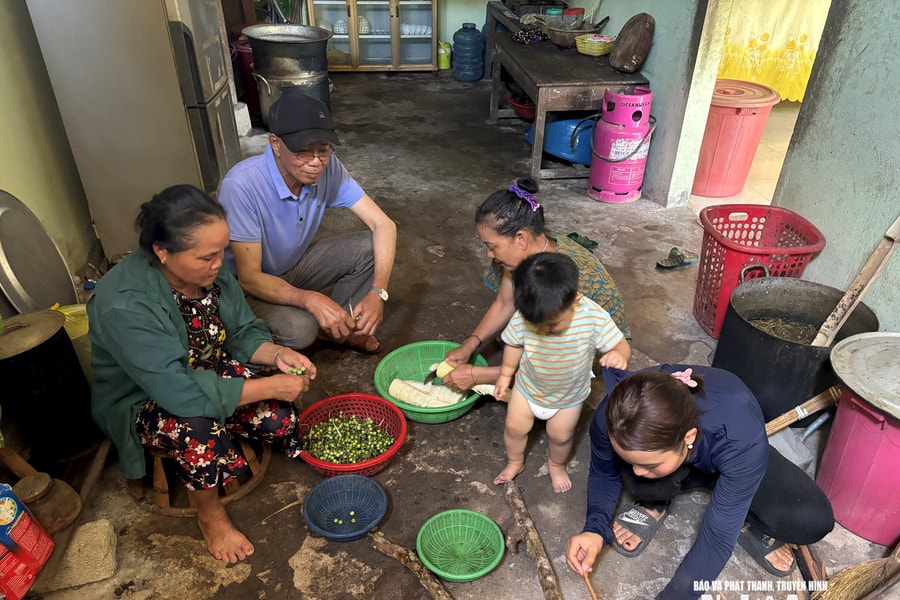 Nghĩa đồng bào ở tâm lũ Huồi Xá