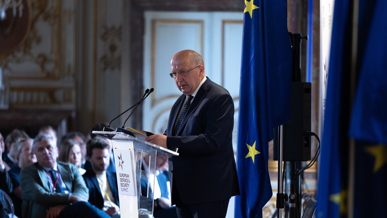 Quân đội châu Âu 'yếu hơn một nửa' so với yêu cầu, nhưng vì sao lại muốn ngừng mua vũ khí Mỹ?