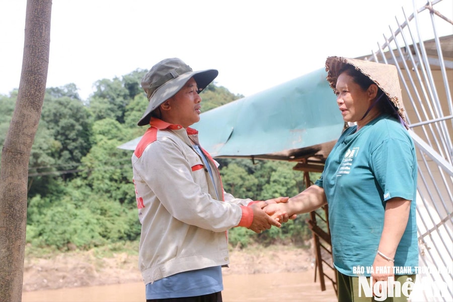 Những bí thư chi bộ, trưởng bản vì dân ở vùng lũ Tương Dương