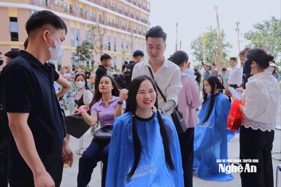 Hơn 200 người tham gia Chương trình 'Tóc cho bệnh nhân ung thư 2025'