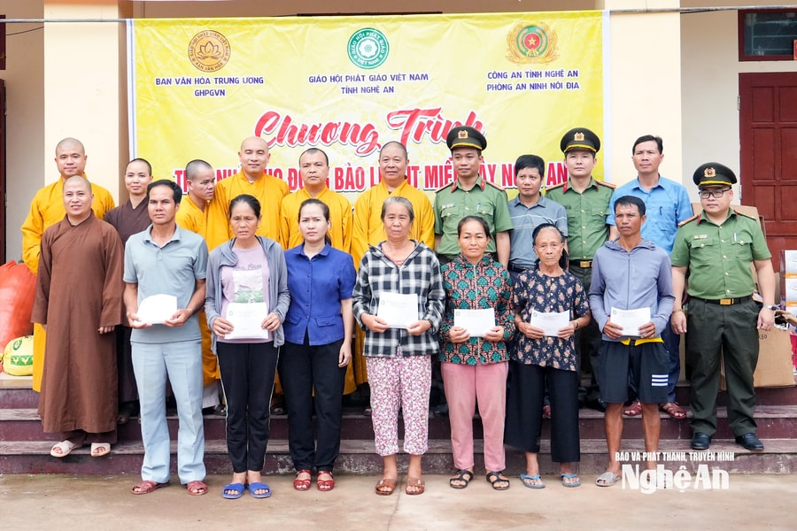 Trao gần 1 tỷ đồng hỗ trợ xây dựng 15 căn nhà cho đồng bào vùng lũ miền Tây Nghệ An