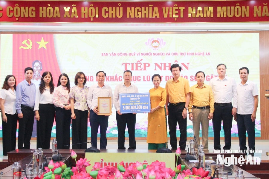 Đoàn công tác tỉnh Hưng Yên trao hỗ trợ tỉnh Nghệ An 5 tỷ đồng khắc phục hậu quả mưa lũ