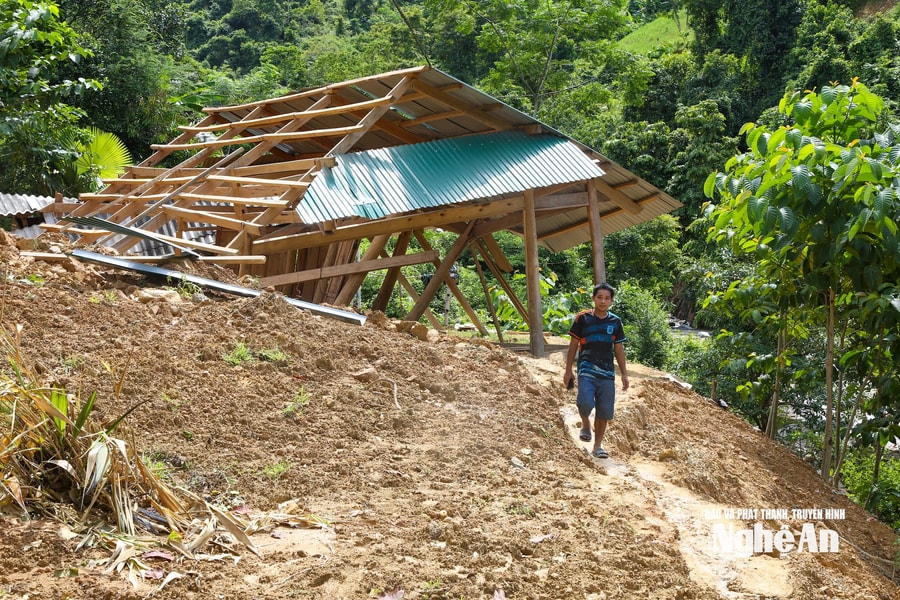Sau lũ, ở Hữu Khuông nhiều hộ dân vẫn chưa thể về nhà