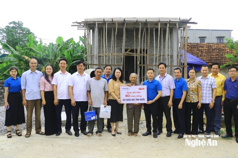 Bảo Việt Nhân thọ Bắc Nghệ An phối hợp với Báo và phát thanh, truyền hình Nghệ An trao tiền hỗ trợ hộ nghèo làm nhà