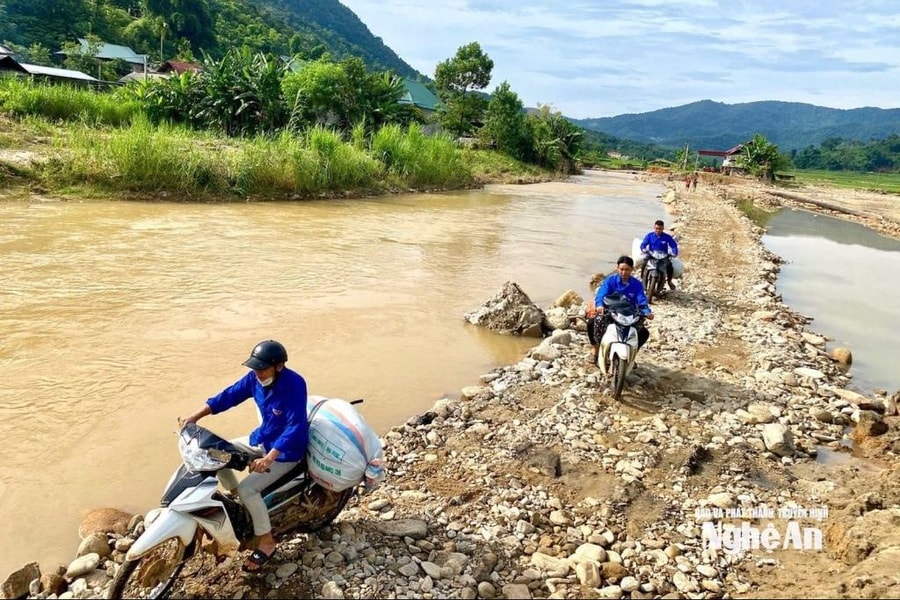 Mở đường vượt núi, hỗ trợ đưa nhu yếu phẩm lên bản người Mông xã Tri Lễ