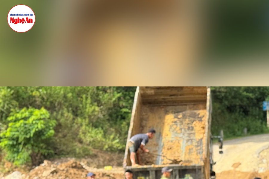 Dựng 'hàng rào sống', Công an Nghệ An đưa sản phụ vượt lũ đến trạm y tế