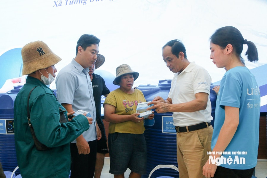 Bộ Nông nghiệp và Môi trường trao bồn chứa nước, viên khử khuẩn hỗ trợ người dân vùng lũ Tương Dương