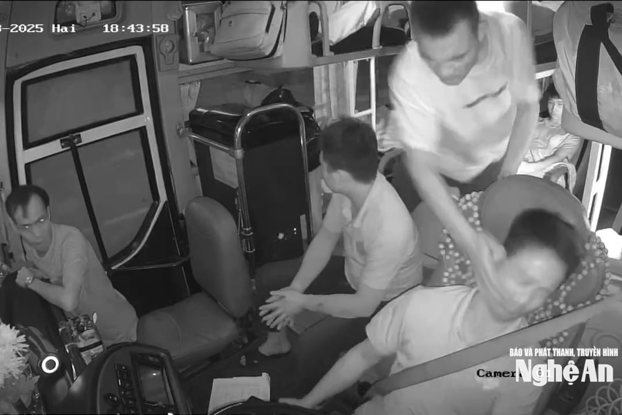 Bực tức vì bị gọi điện xác nhận điểm đón, nam hành khách say xỉn tát tài xế khi xe khách đang chạy
