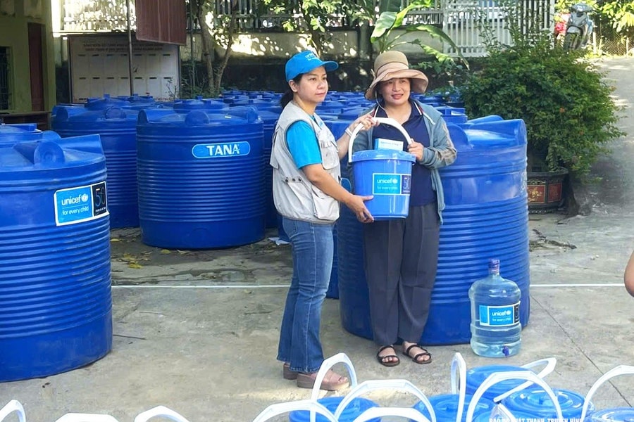 Unicef hỗ trợ 500 bồn chứa nước và dụng cụ, thiết bị, hoá chất xử lý nước sạch cho người dân vùng lũ miền Tây Nghệ An