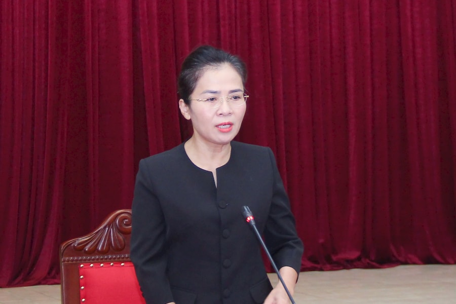 Đồng chí Võ Thị Minh Sinh chủ trì duyệt đại hội Đảng bộ 7 xã: Nghi Lộc, Phúc Lộc, Đông Lộc, Trung Lộc, Thần Lĩnh, Hải Lộc, Văn Kiều