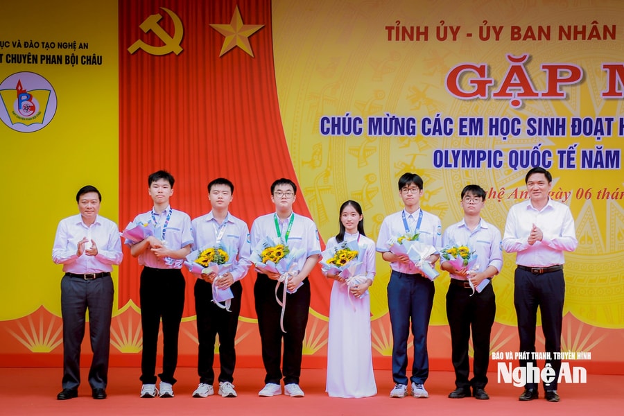 Lãnh đạo tỉnh Nghệ An chúc mừng học sinh Trường THPT chuyên Phan Bội Châu đoạt giải cao tại các cuộc thi quốc tế