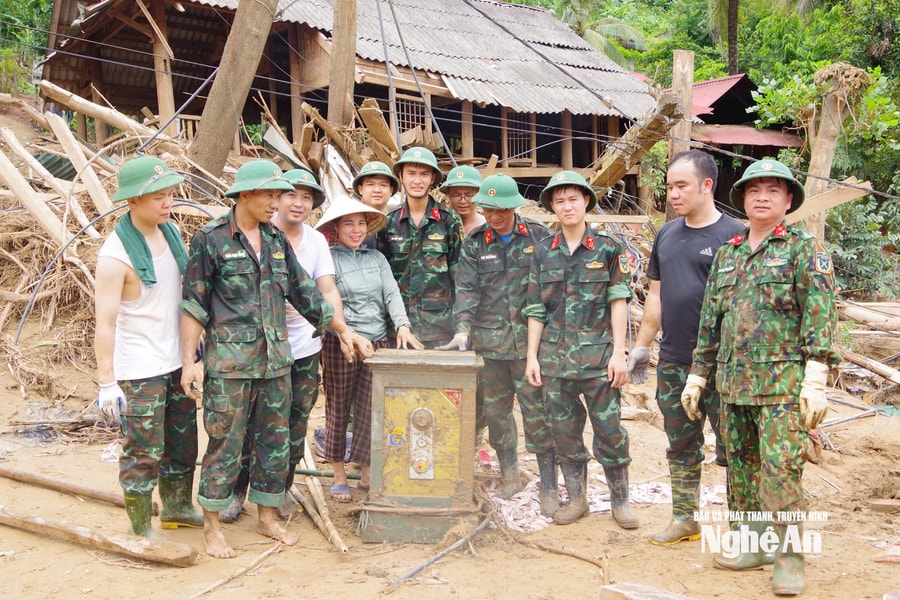 Tìm thấy két sắt bị lũ vùi lấp ở Xiềng Tắm, Bộ CHQS tỉnh nhanh chóng trao trả cho người bị mất